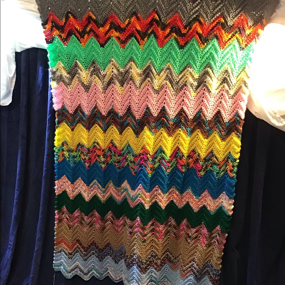 Beautiful hand knitted blanket/throw, 45” x 60”EUC